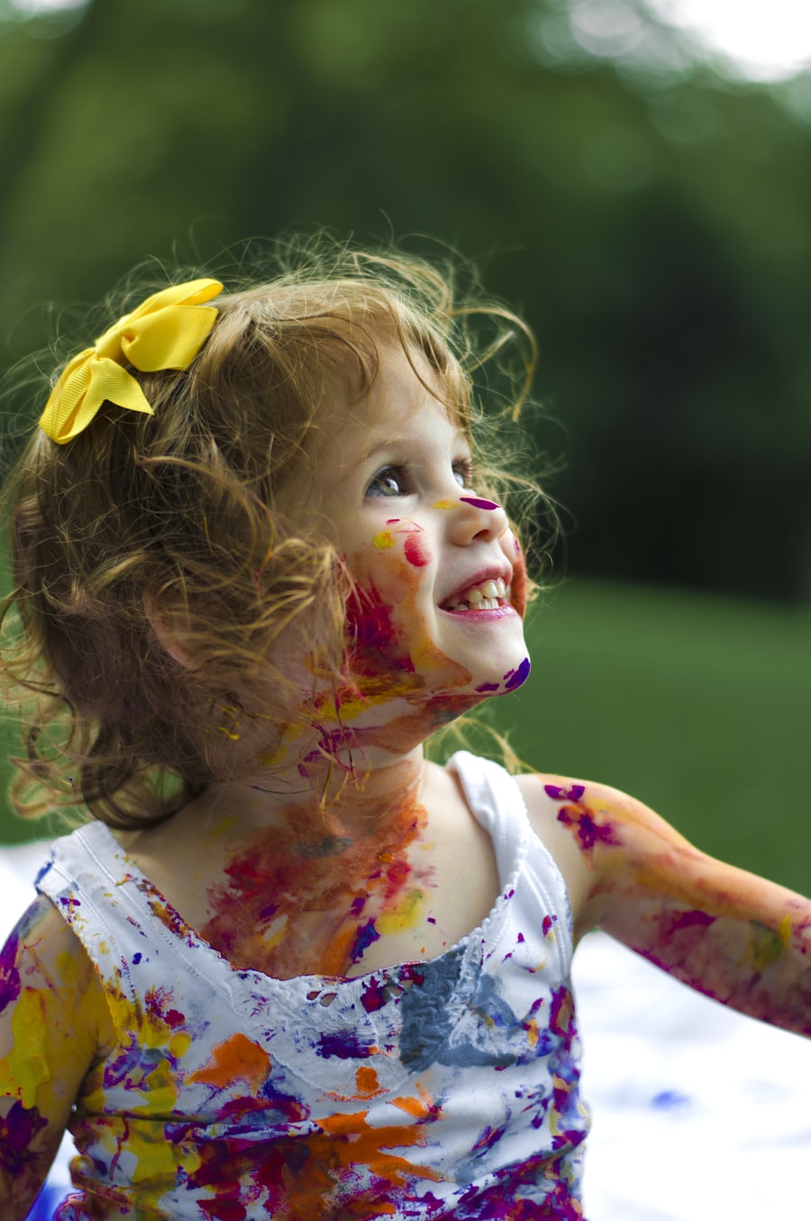 Niña sonriendo en exterior